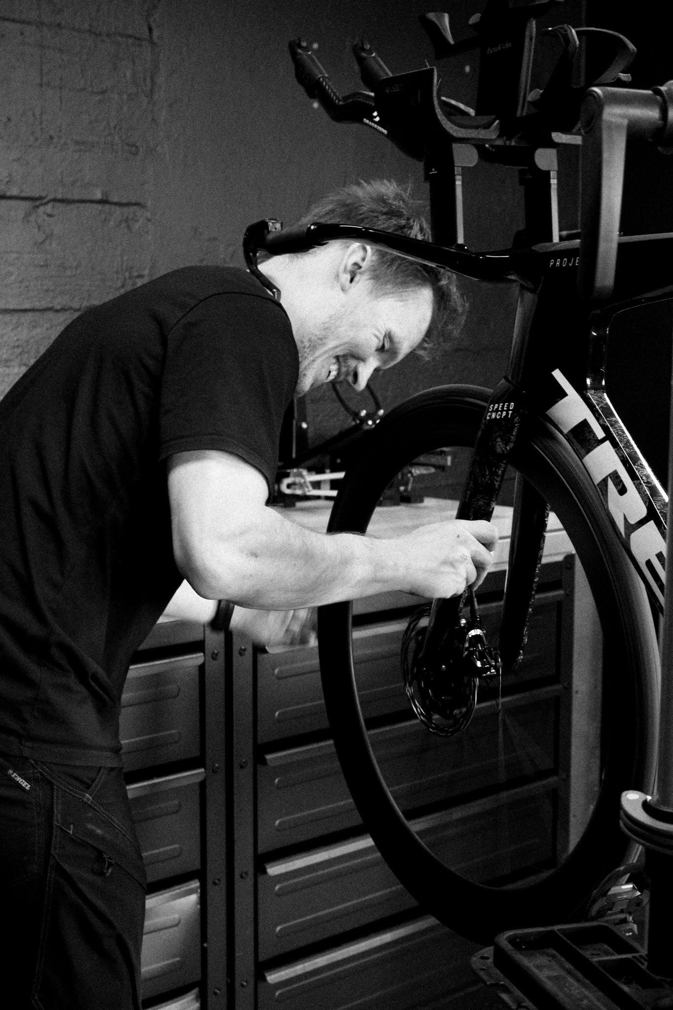 cykelmekaniker der fixer en cykel