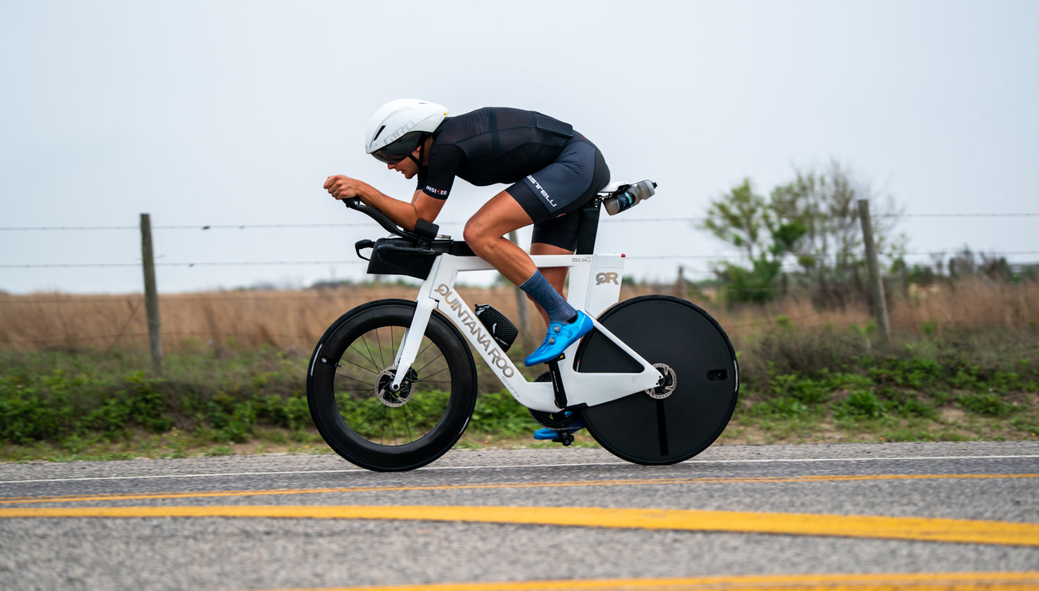 Mand der cykler på quintana roo tri cykel