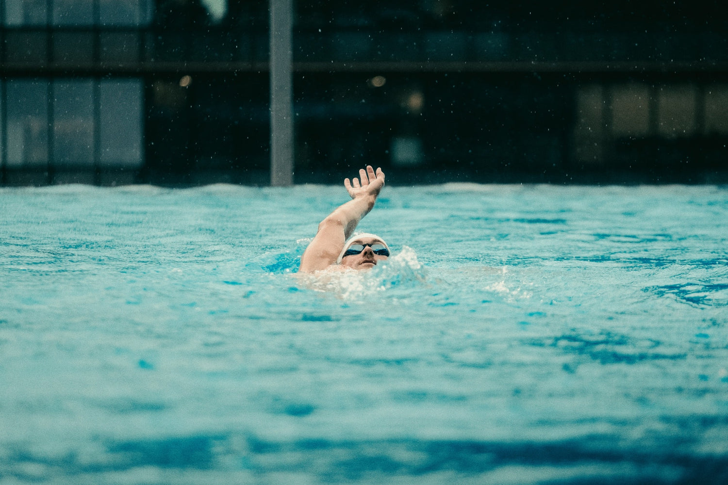 Daniel Bækkegård svømmer i en pool