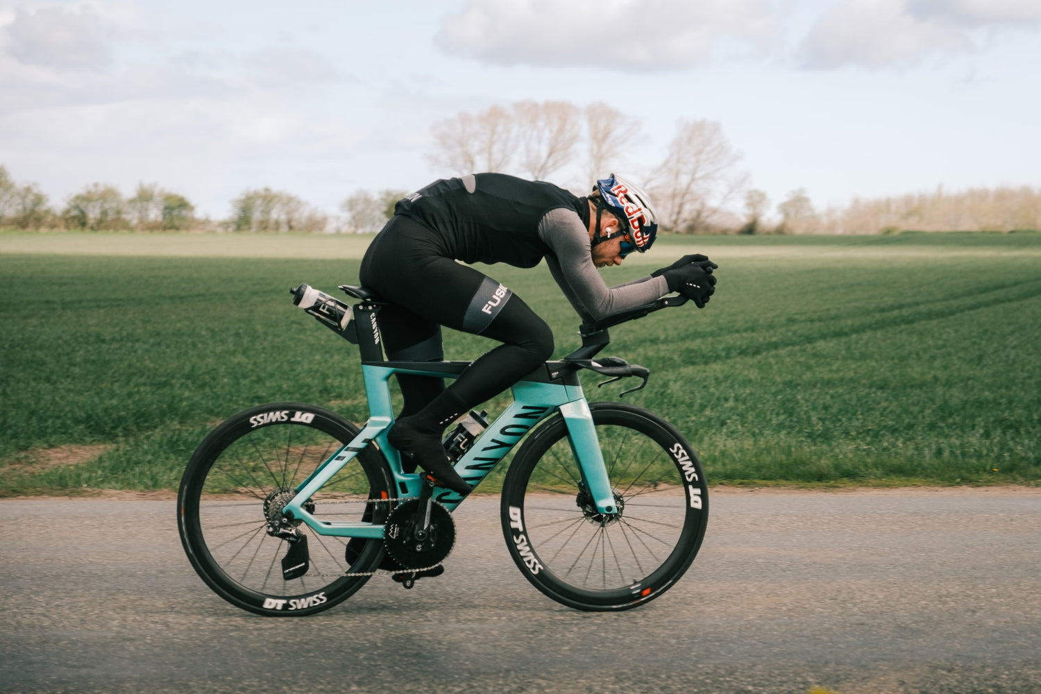 daniel bækkegård cykler med favero assioma duo wattpedaler på sin triathlon cykel