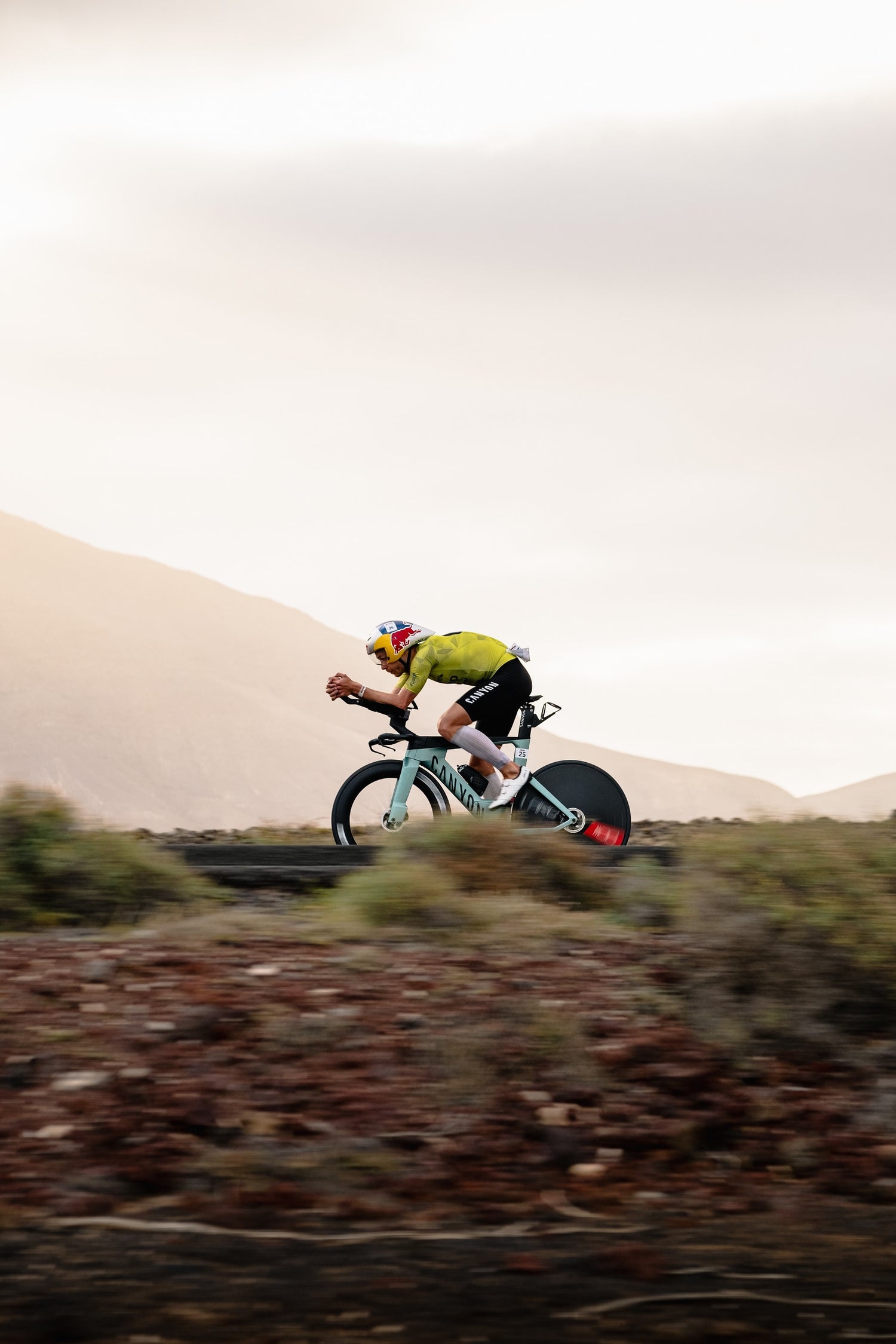 Daniel Bækkegård cykler på sin triathlon cykel iført Bont cycling zero+ cykelsko