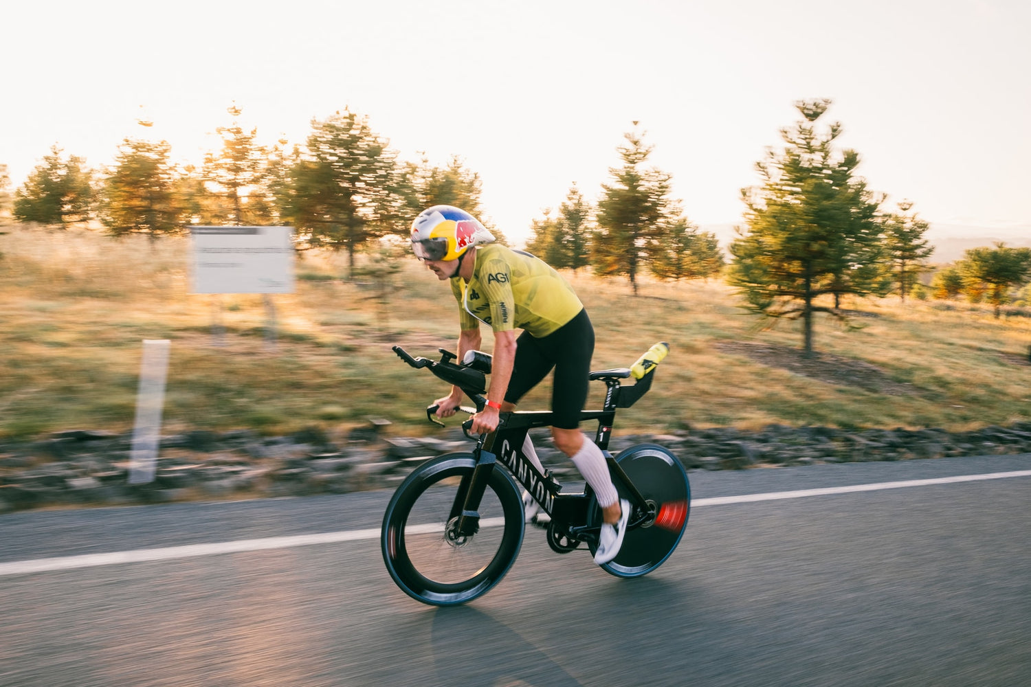 Daniel Bækkegård cykler på triathlon cykel