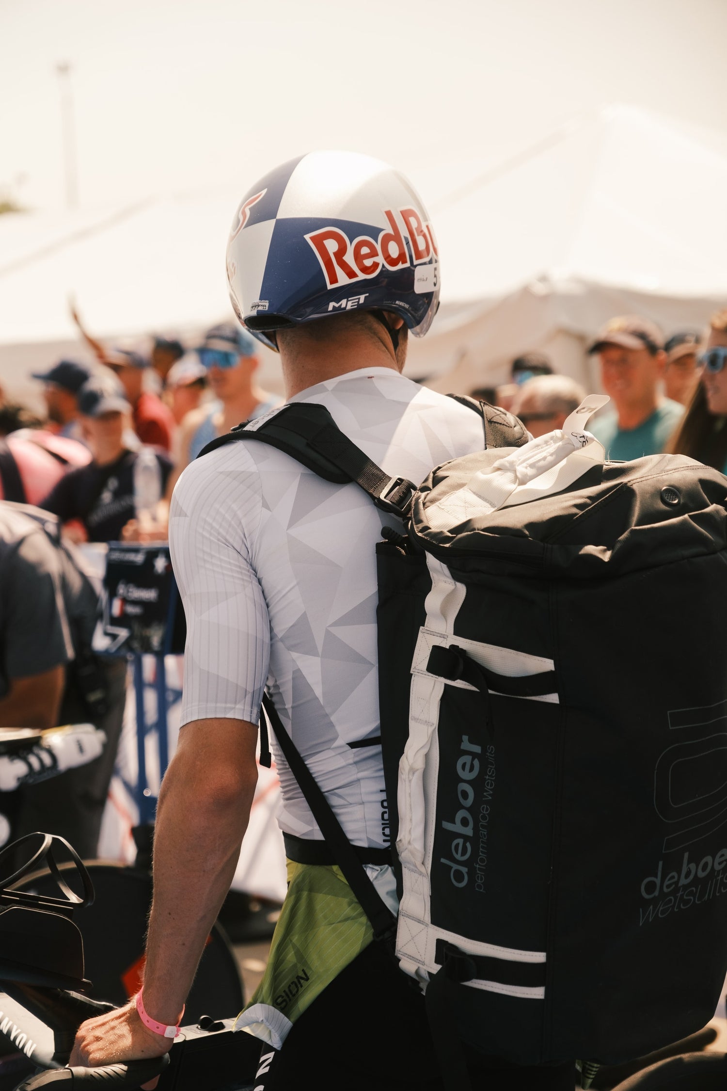 Daniel Bækkegård går ind i transition Zone med din red bull cykelhjelm