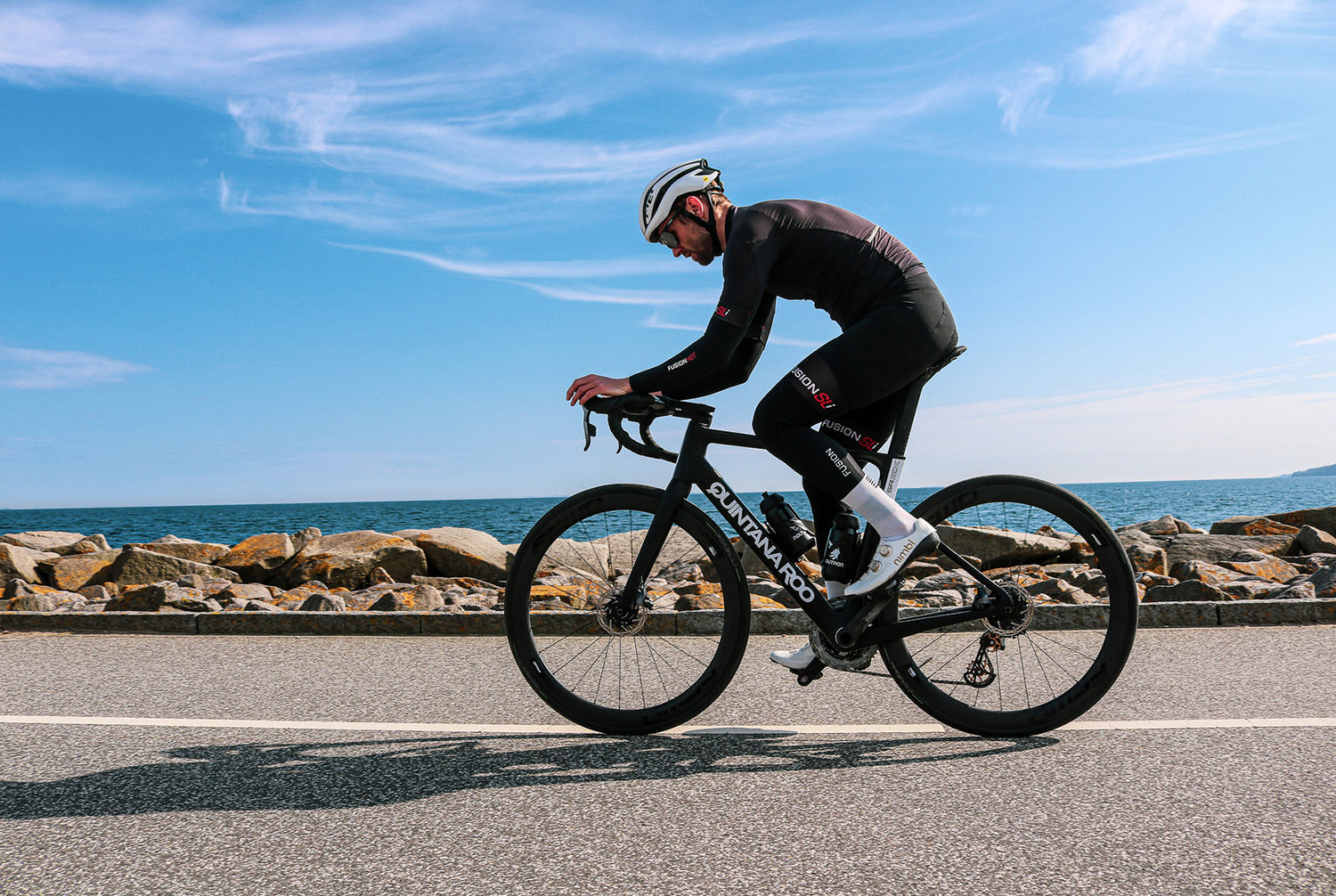 Bo strandmark cykler på en quintana roo cykel med MET cykelhjelm og nimbl cykelsko