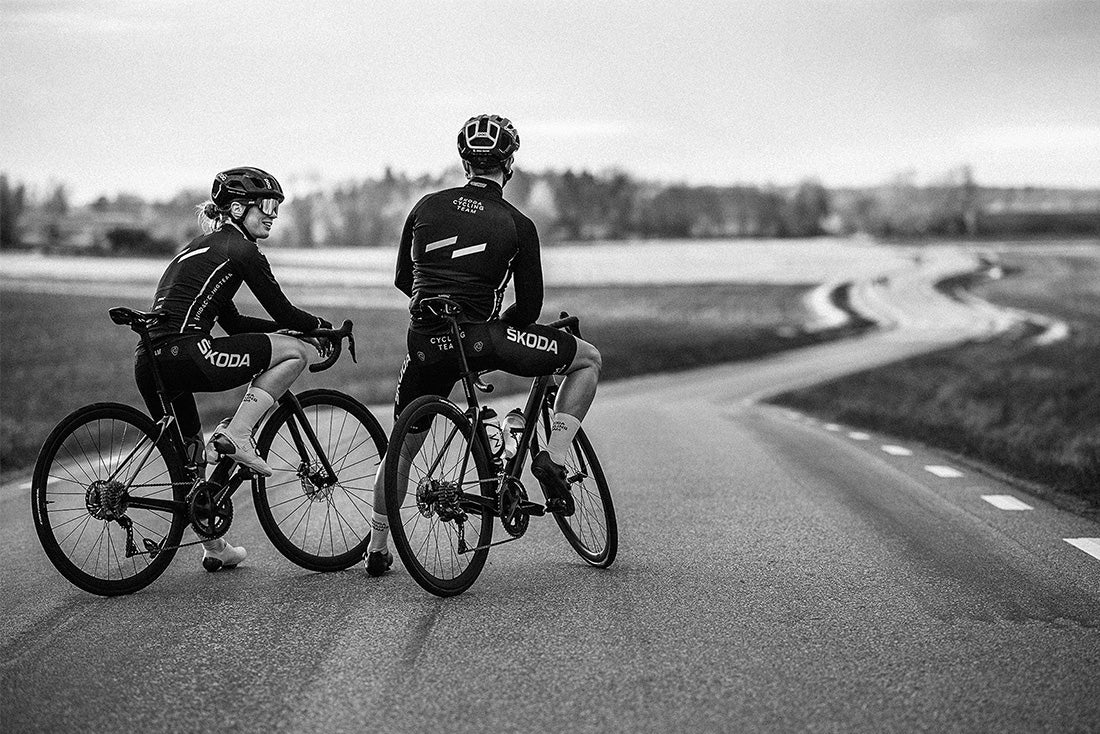 to personer holde pause på cykel inden de skal videre ned af snoet vej