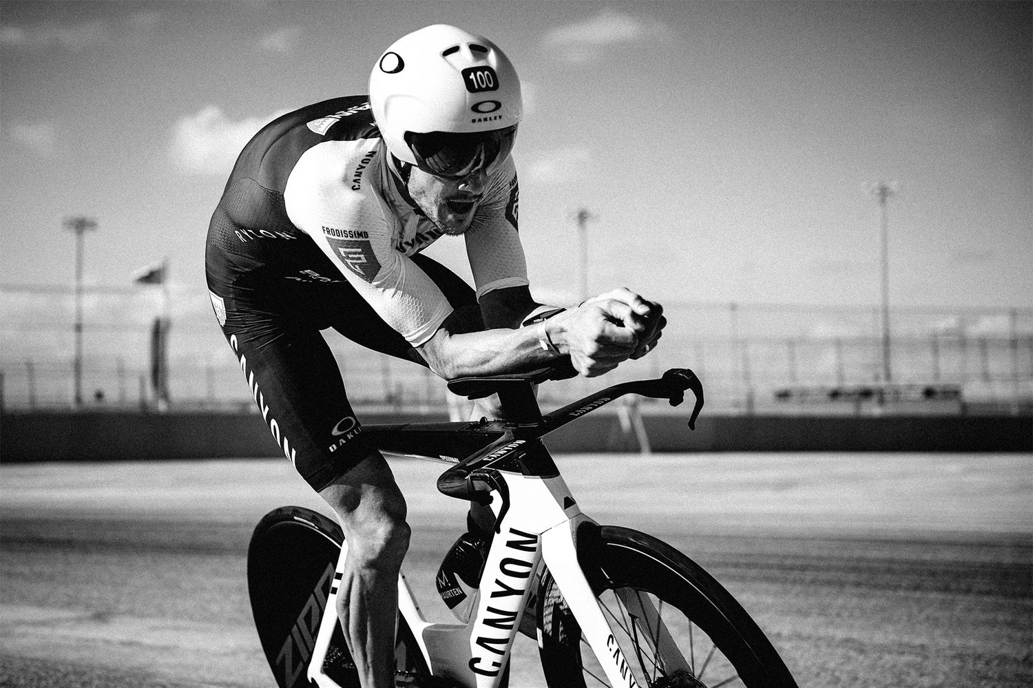 Jan Frodeno cykler på en racerbane med maurten drikkedunke