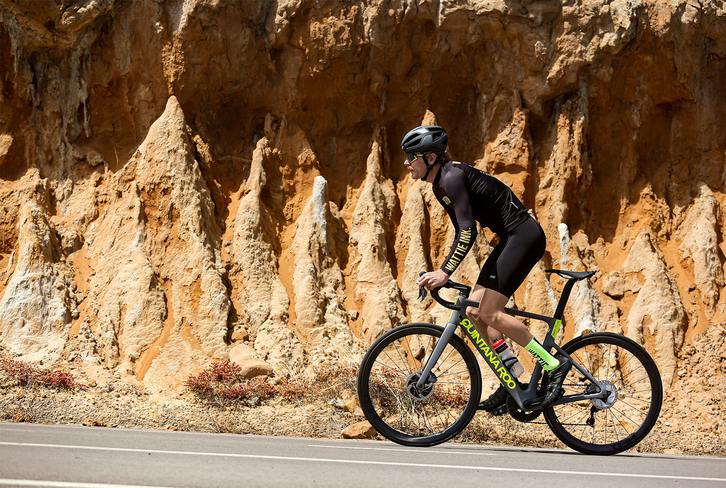 cykelrytter på vej op af bjerg på en quintana roo racercykel