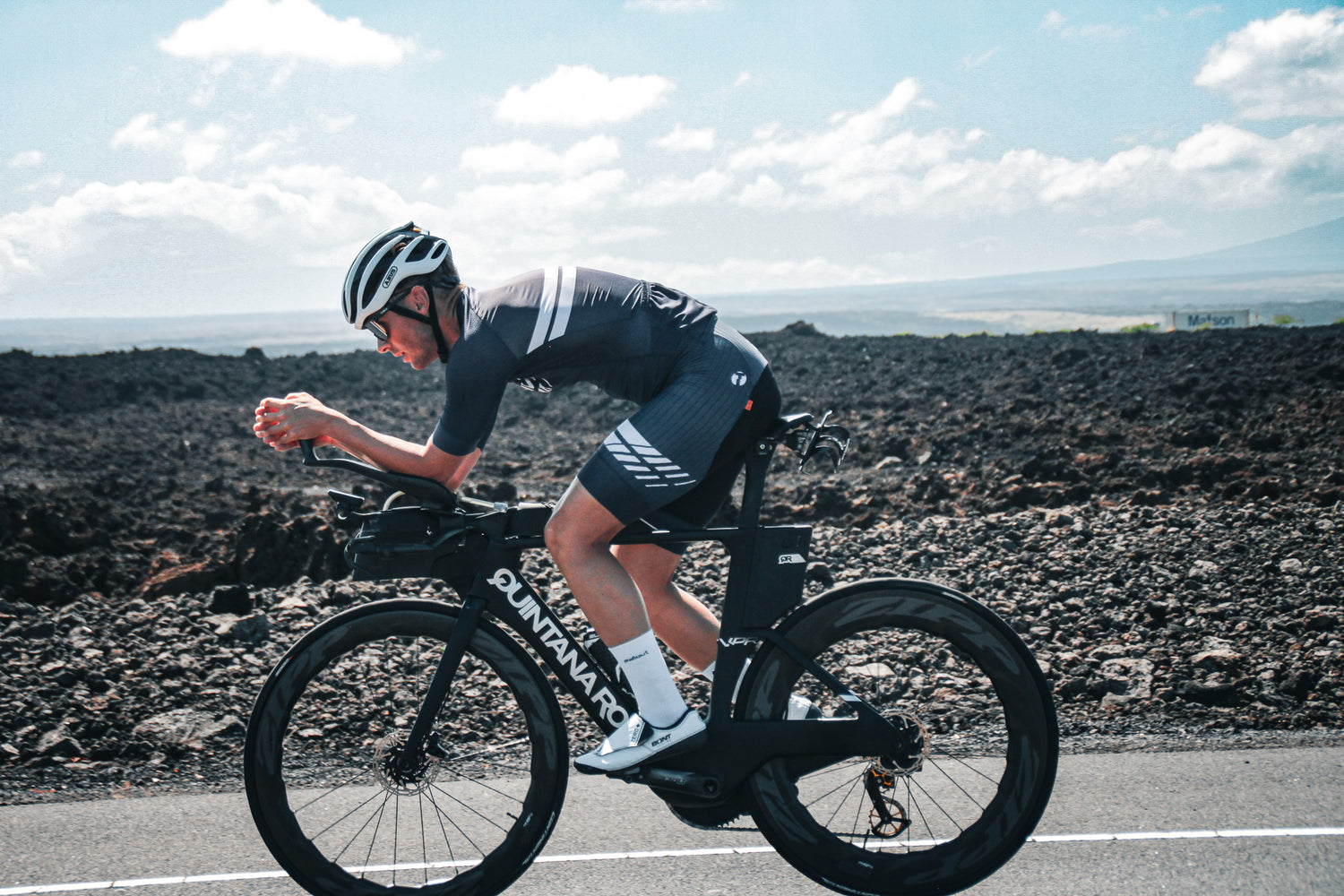 Bo Strandmark cykler på en Quintana roo triathlon cykel på hawaii