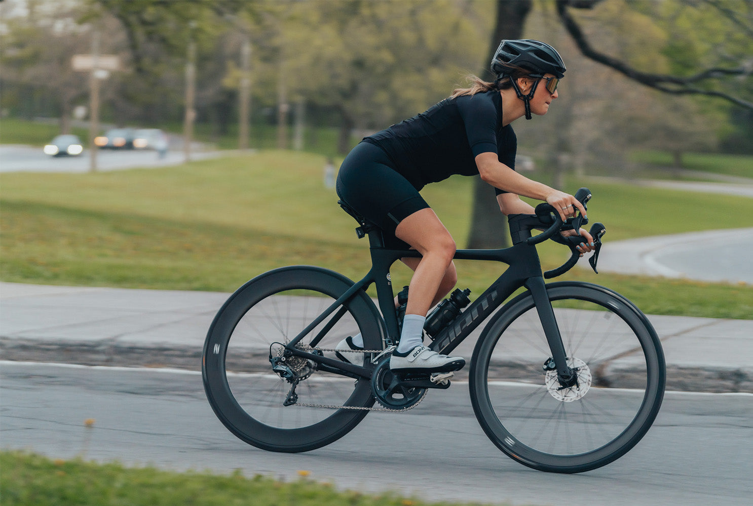 kvindelig cykelrytter cykler i byen iført bont cycling motion cykelsko