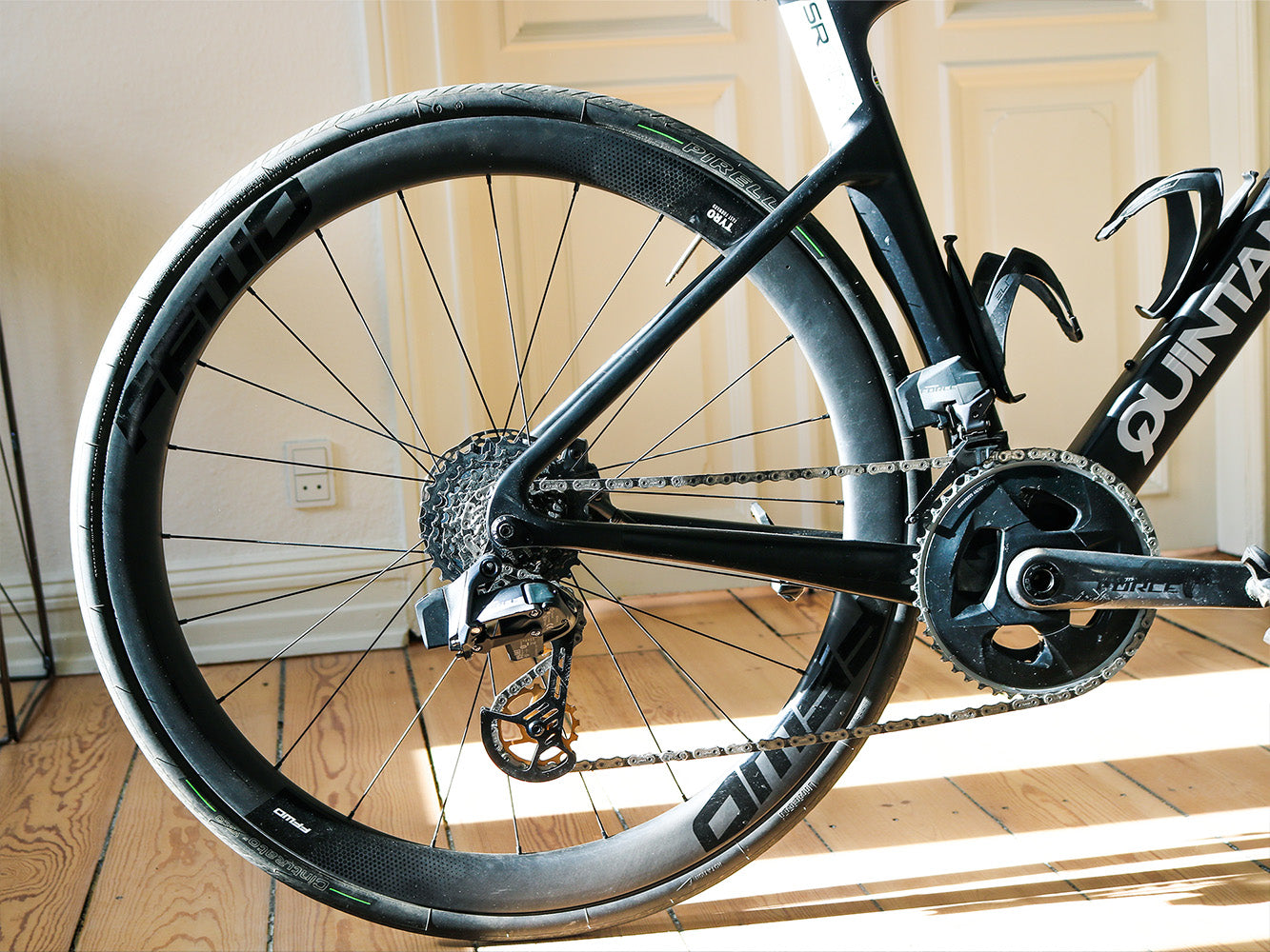 Cykel med fastforward hjul og pirelli dæk
