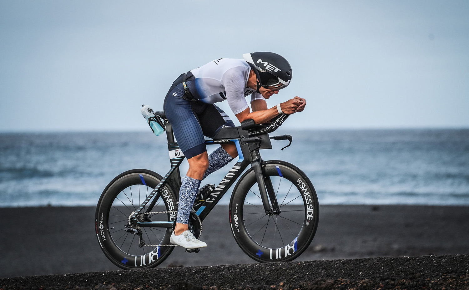 matt palmer der cykler med en met drone cykelhjelm til ironman 70.3 lanzarote