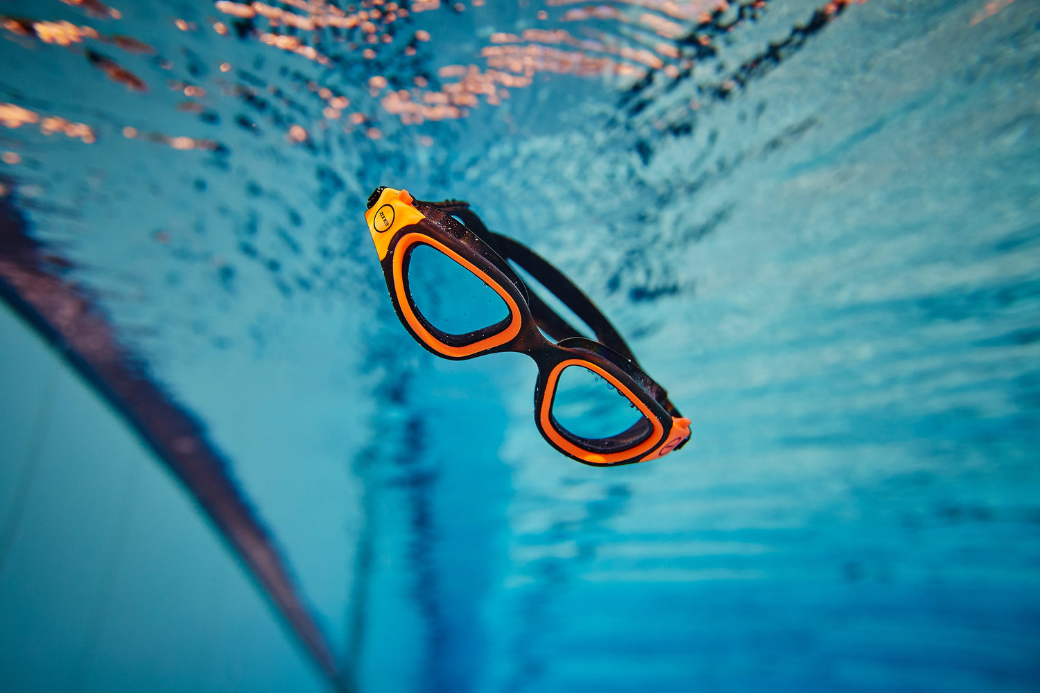 Zone3 svømmebriller der synker ned i en pool