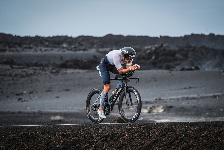 Matt Palmer cykler gennem lanzarote landskab til IRONMAN Lanzarote