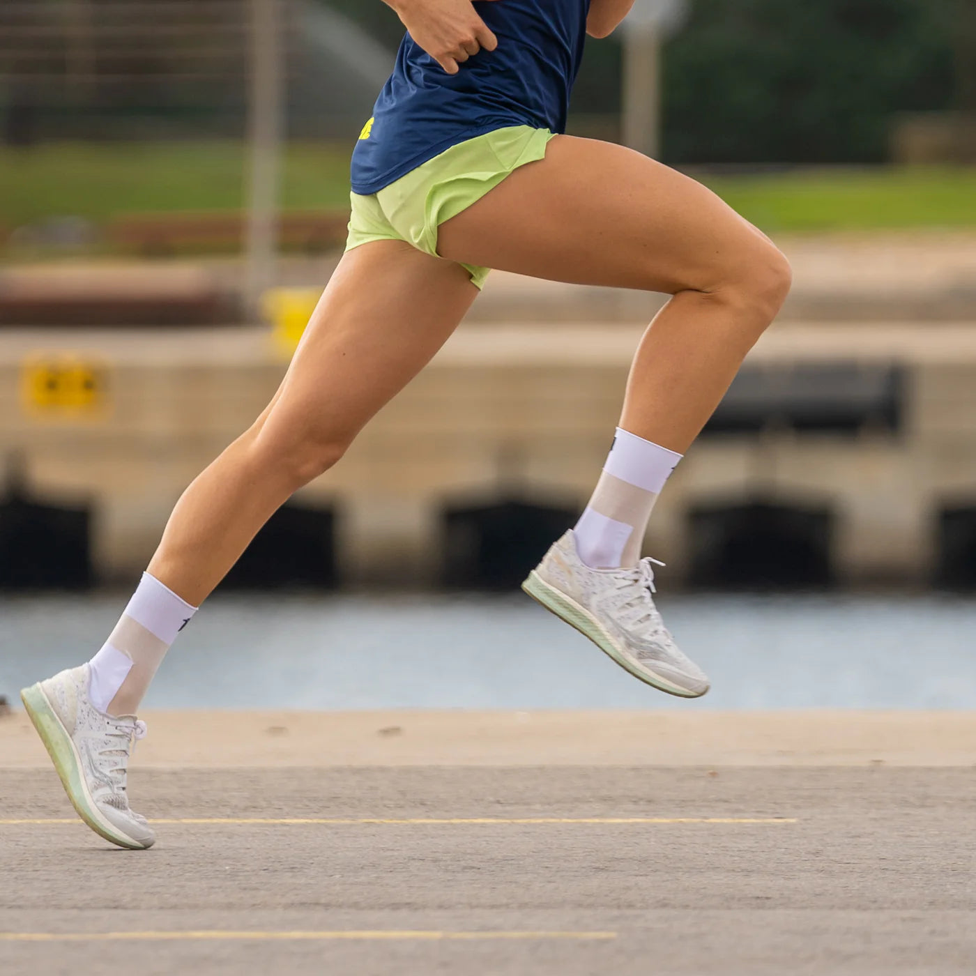 kvinde løber i løbestrømper på vejen