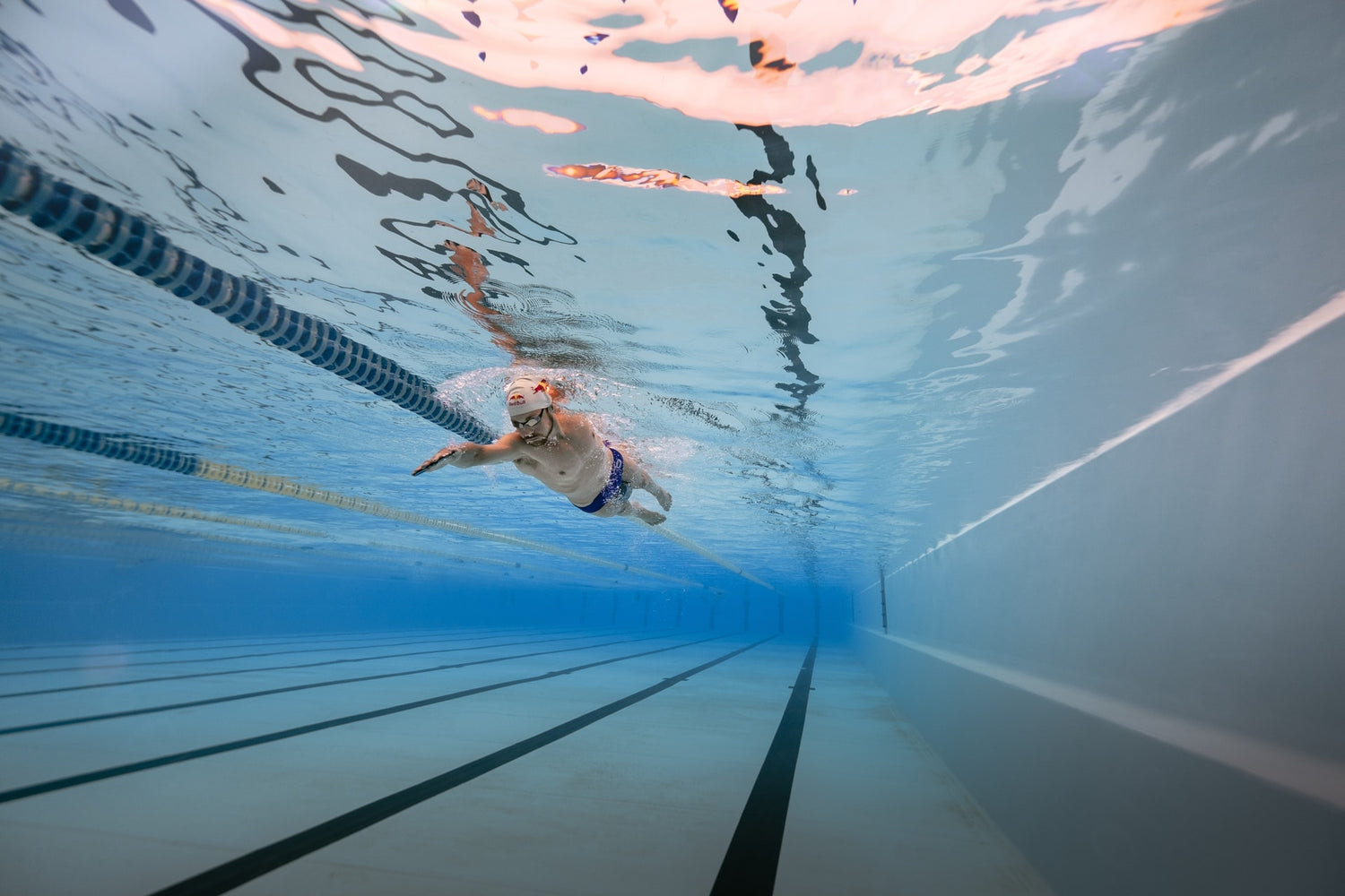 Daniel Bækkegaard svømmer i en pool på club La Santa