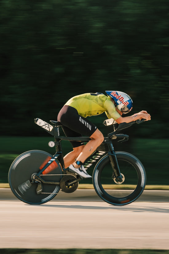 Daniel Bækkegård cykler på sin triathlon cykel iført Bont cycling zero+ cykelsko
