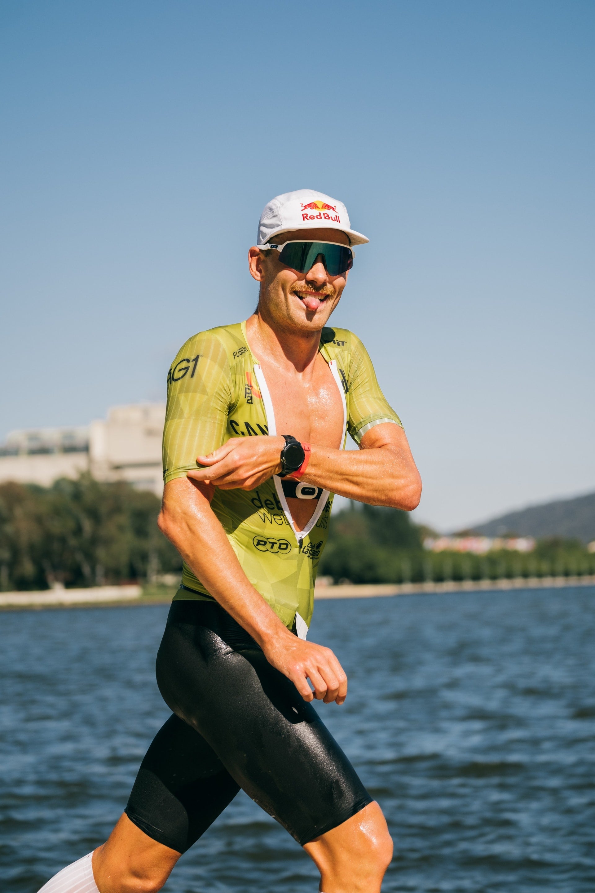Daniel Bækkegård løber til et triathlon race og rækker tunge