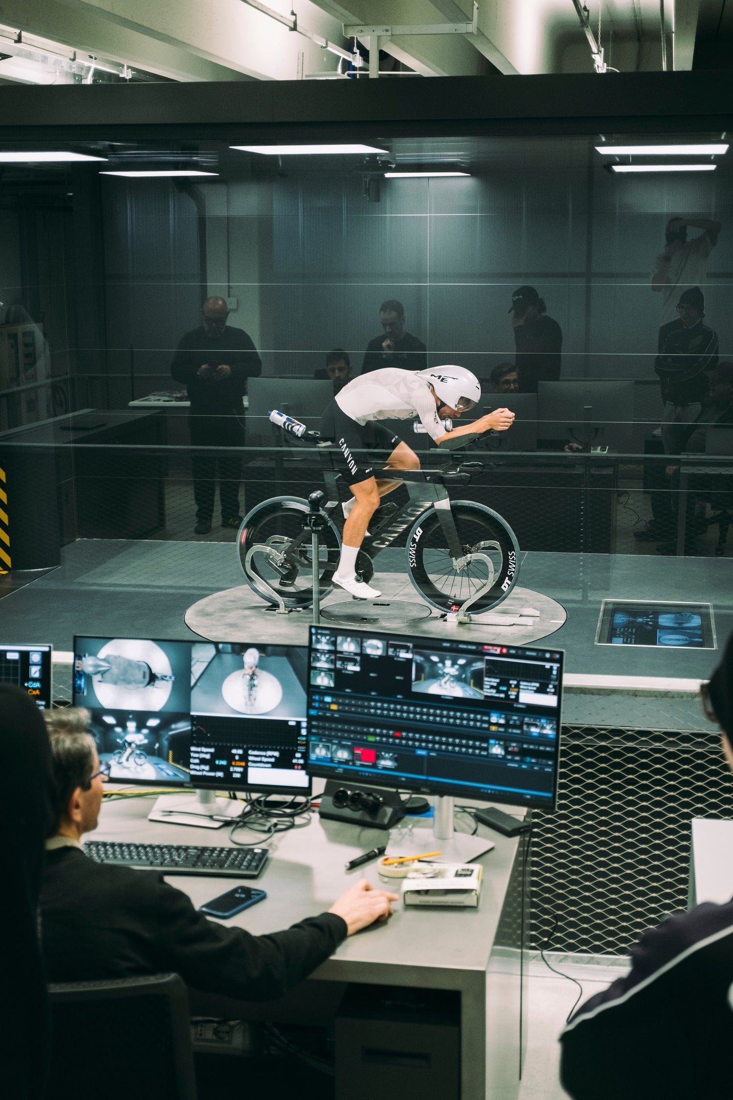 Daniel Bækkegaard tester en MET Drone cykelhjelm