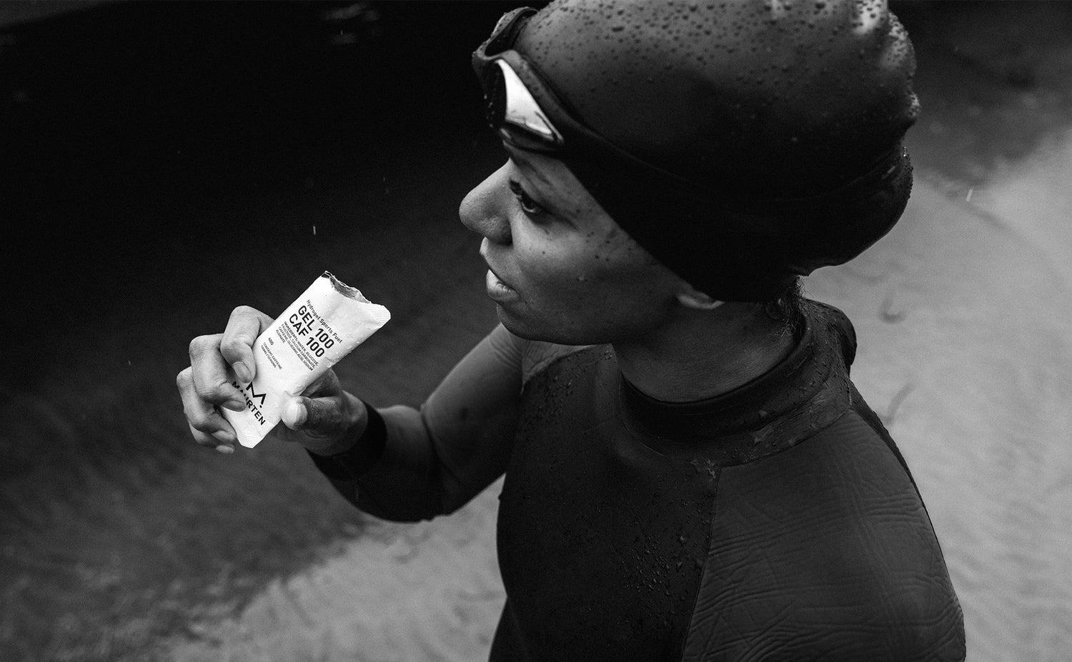 kvinde spiser en maurten gel inden hendes svømmetur