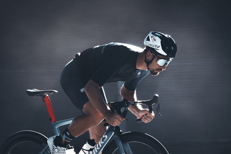 mand cykler med 100% solbriller på 