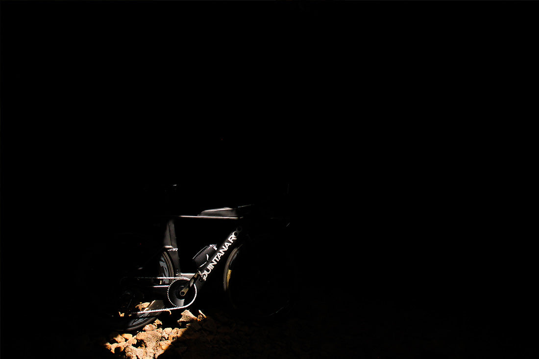 en quintana roo triathlon cykel står i mørket