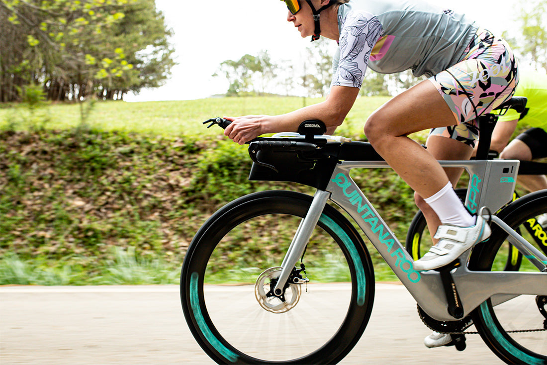 kvinde der cykler på en x-pr quintana roo triatlon cykel