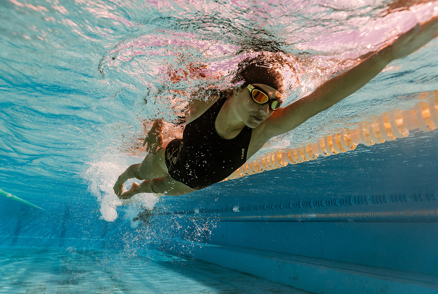 kvinde svømmer i pool med zone3 svømmebriller
